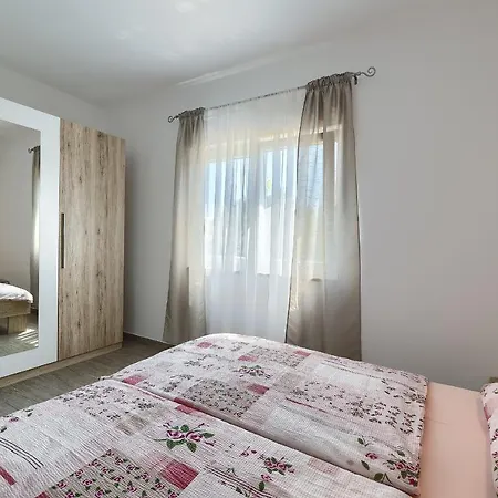 Apartment Mishel 1 *